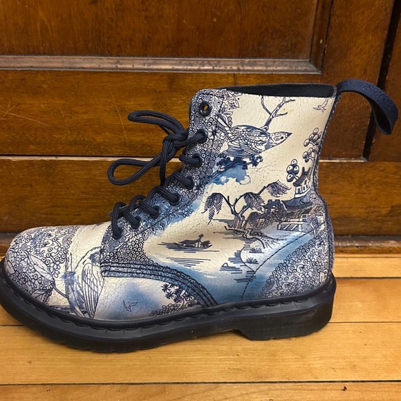 EUC Dr. Martens Willow Pascal 8-Eye Boots - Picture 2 of 9